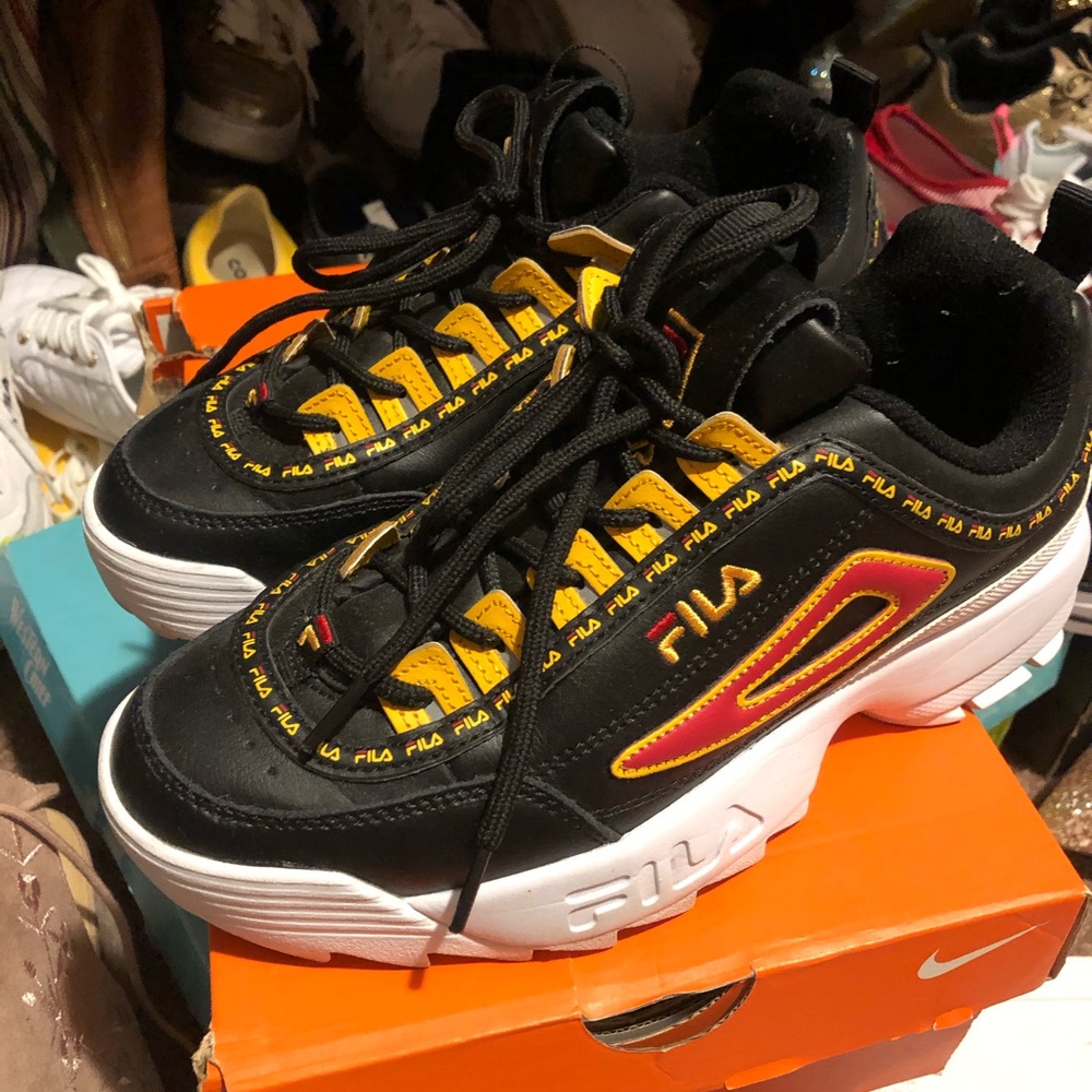 Fila sneakers fits size 7/5